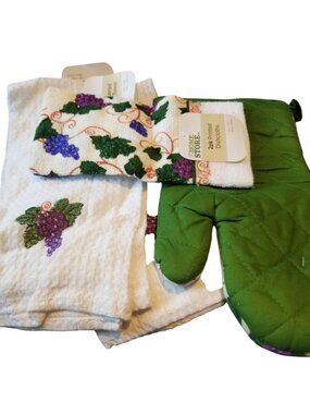 Kitchen Towel Grapes 4 piece 2 Dish Cloth Pot Holder 2 White Grape Towels